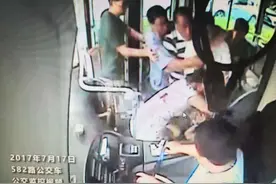 帮207人脱困、飞扑夺刀、喝止抢劫，3名见义勇为人员获北京落户资格，为什么是他们？图片
