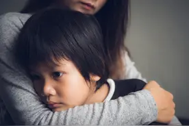 为什么孩子被你打了，还哭着要你抱？原因由我这个成年人告诉你图片