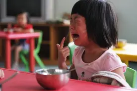挑食女儿上幼儿园后食量猛增，老师偷发来照片，宝妈看完火冒三丈图片