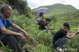 曾经是贫困山区骑马飞驰的少年，如今骑电动车送外卖，养活6口人图片