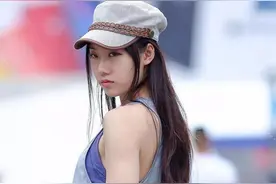 身材好又会穿搭的女生，配上这条蓝色紧身裤如同“蓝色妖姬”图片