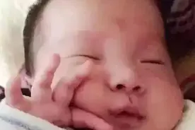 一组宝宝们可爱的睡姿，太可爱了图片