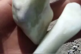 和田玉龙喀什河，捡到两块和田玉仔料图片