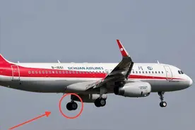 2004年，14岁男孩抓着客机起落架，从昆明飞往重庆，创造生命奇迹图片