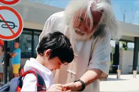 70岁张纪中接7岁混血儿子放学，网友误认是爷爷，儿子一脸无奈图片