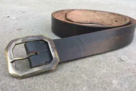 集市上的现割牛皮带20元一条，曾经很多人买，如今为何无人问津？图片