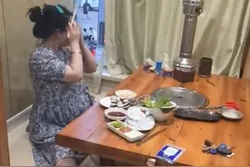 辽宁一孕妇楼下偷吃烤肉，被老公当场“抓包”，老公：吃完再睡会图片