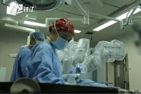 单机单月完成111台手术 浙大邵逸夫医院的达芬奇机器人“有点忙”视频封面