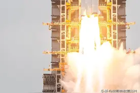 捆绑2枚助推器的新型长征八号运载火箭首飞成功图片
