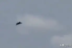 歼15战机超低空掠过美舰周围空域，两个细节说明美军舰员已被折服图片