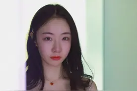 霍尊名声要毁了，卓伟发朋友圈力挺陈露，亲自为她补写了首小诗图片