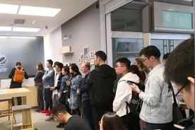 明明是子品牌，为什么华为手机专卖店里会没有“荣耀”呢？图片