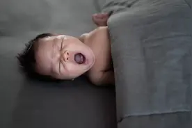 宝宝夏天睡觉要盖肚子吗？床单有啥讲究？超过这个温度就不用盖了图片