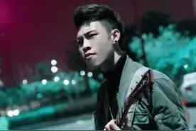 流浪歌手花5000买了首歌，不到半年狂赚1个亿，如今座驾是法拉利图片