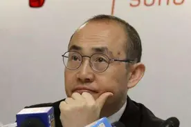 《平凡的世界》有何魔力？潘石屹哭着读7遍，花10万帮路遥修墓地图片
