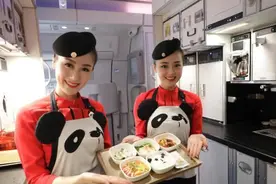 为什么空姐只能穿短裙和丝袜，不能穿长裤呢？看看其中的“猫腻”图片