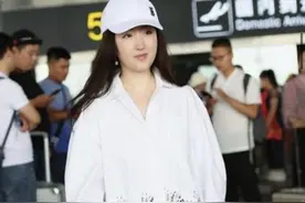 杨钰莹把自己当小姑娘，穿白衬衫下摆还镂空，玩下衣失踪真时髦图片
