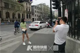 “女孩子总有这样的心理，喜欢提前搭配……”你还穿着毛衣，杭州街头这群女孩已经穿着夏装拍照了图片
