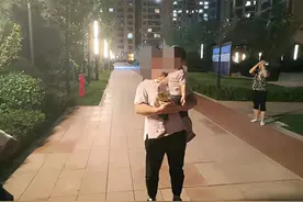 贵阳一幼童晚高峰时站在马路中间，险些发生事故，还好有他们图片