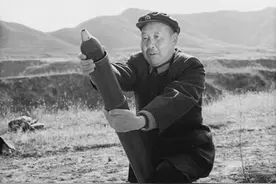 他是我军的开国少将，却既不识字也不会带兵，他有什么过人之处？图片