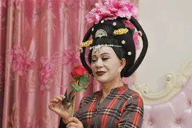 61岁老人男扮女装30年，攒下百万身家，妻子和女儿却不认他图片