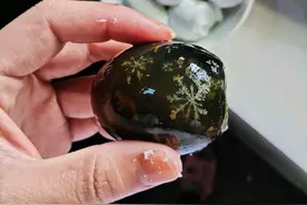 会变戏法的“松花皮蛋”，直接下刀就错了，大厨这样切才不沾刀图片