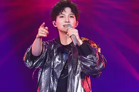 周深用4种身份唱二次元神曲《达拉崩吧》，太牛了！图片