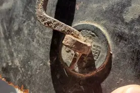 走亲访友到了乡下，玩古钱币的眼睛离不开破柜子烂桌子图片