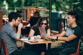 跟领导喝酒聊天，年轻人应该做到这三种低调，才不至于得罪领导图片