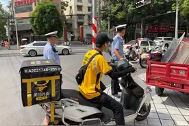 骑手小哥戴错“帽子”，汉中交警发出灵魂三连问图片