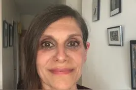 英国女制片人被洗脑，加入组织剃光头发，还与陌生人结婚生下两娃图片