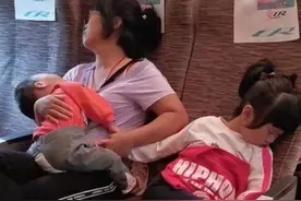 火车上母亲睡着仍“紧拽”俩娃，知道原因，网友泪目：为母则刚图片