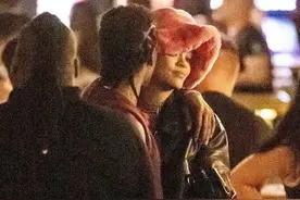 好开放！蕾哈娜与黑人男友当街热吻，不忌旁人眼光，男方羞涩捂脸图片