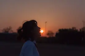 只想再静静地看他一眼图片