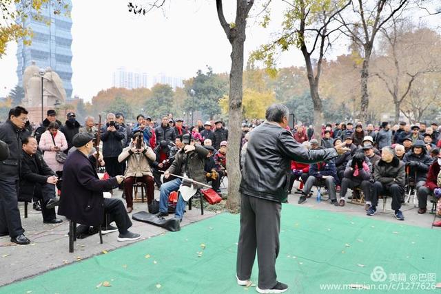 高手在民间，演出自娱自乐，洛阳周王城广场民间曲艺乐园