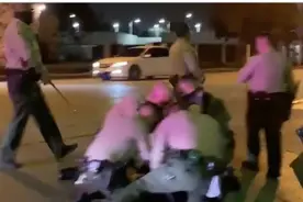 华裔女记者再遭美国警察按倒在地，粗暴执法何时休？图片