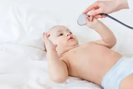 婴儿大便对照表！次数、颜色、形状都清楚，快看你家孩子是否正常图片