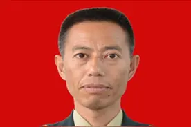 “全能兵王”仅初中文化，入伍34年有召必回！退役后女儿继承父业图片