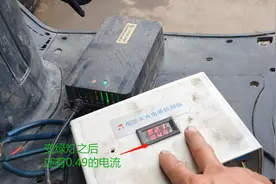 电动车充电器变绿灯后，还在充电吗？要不要拔掉电源？做错很伤车图片