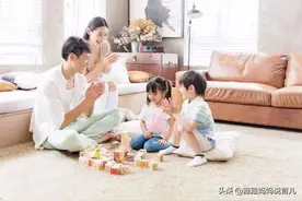 “史迪仔”陪小女孩摔倒：孩子遇到挫折后，聪明的家长这么做图片
