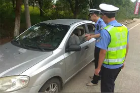 为何前车故障不动，后车实线变道罚200块？交警：不懂这一点该罚图片