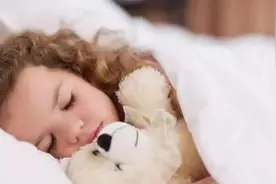 孩子睡觉不踏实，总喜欢翻身、打滚？这9个原因家长要尽早了解图片