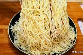 煮面条时，最忌水开下锅，面馆老板：牢记3点，面条爽滑又筋道图片
