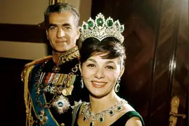 “伊朗玫瑰”法拉赫：王冠上镶着60克拉粉钻，晚年靠变卖珠宝为生图片