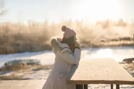 离婚2年，那个只会伸手要钱的前妻对我开放朋友圈，我慌了图片