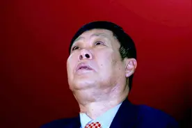 2013年李经纬戴罪离世，李宁泪洒葬礼：他不仅是老板，更如同父亲图片