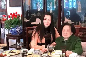 55岁杨贵妃林芳兵为母庆生，保养太好被赞，和儿子同框像姐弟图片