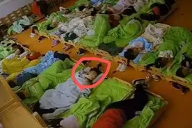 孩子上幼儿园，宝妈看娃午睡时的监控视频，瞬间泪崩：心都要碎了图片