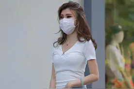 穿牛仔喇叭裤，搭配基础款的白T恤和坡跟凉鞋，清爽减龄显身材图片