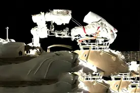 中国航天员成功出舱作业！但为什么背景里一片黑暗，看不到星星？图片